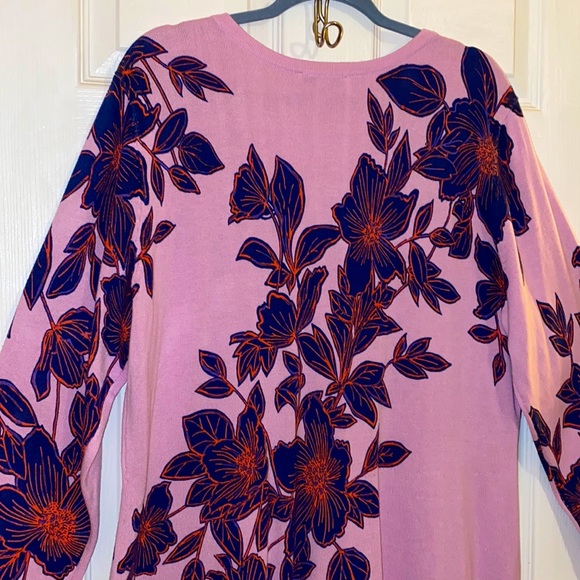 ISAAC MIZRAHI SZ XL . NWOT Sweater with floral design. One side is longer . - Picture 9 of 12